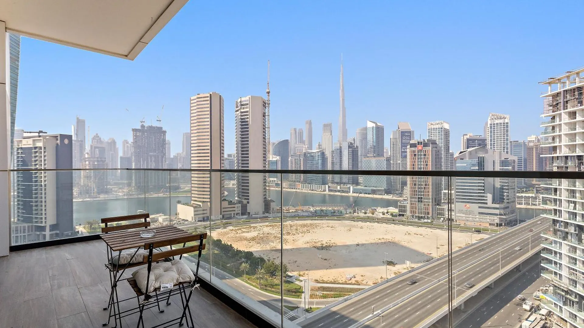 Canal View 1Br W Spa, Sauna, Pool & Gym Dubai
